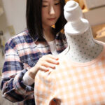 ド堅い家に生まれ、ド真面目に結婚、ド真面目に内職…控えめで上品な性格と裏腹に 絶頂113回 チク攣237回 恥じらいAcup 乳首でイって顔射懇願するド変態なスレンダー新妻 槇原とわ【mfyd00019】