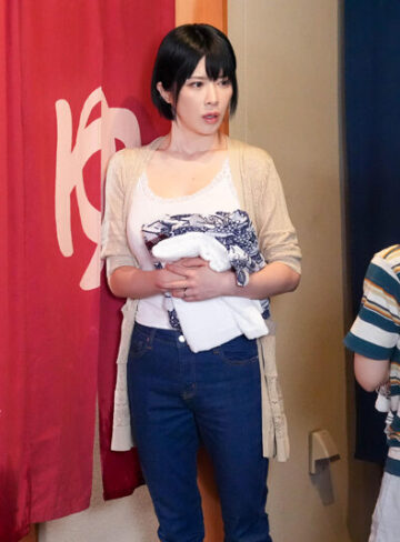 「おちんちん大きくさせてごめんね」小さいから大丈夫だろうと女湯に一緒に入った甥っ子がおっぱいだらけの状況にフル勃起！慌てた叔母さんがこっそり抜いてくれましたVOL.2 セックスレスな人妻長身爆乳叔母さん Kカップ【1dandy00960b】